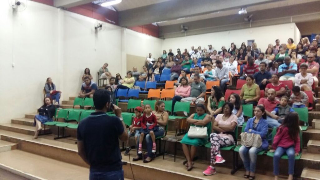 O psicólogo Vladimir Melo em auditório com pais