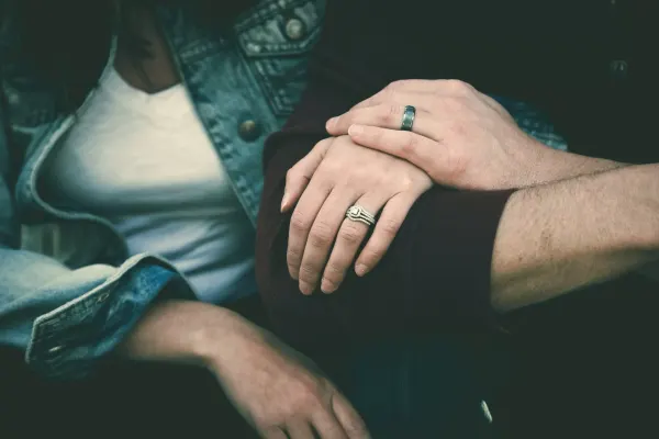 Casal de mãos dadas em sessão de terapia